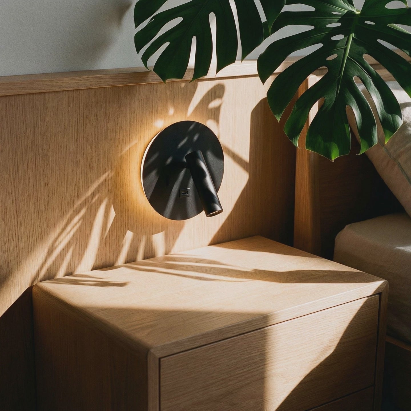 Ambient reading spot LED wall light with USB round
